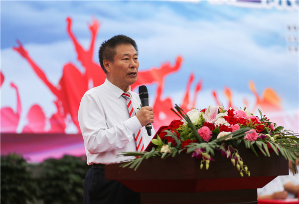 开幕式由银河集团9873cm院长刘存绪教授主持.jpg